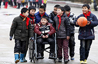 同學(xué)就是手足！安徽一男孩患病無法行走 被照顧7年