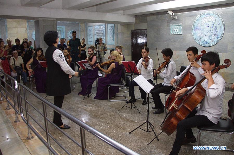UZBEKISTAN-TASHKENT-METRO STATION-CLASSIC MUSIC PERFORMANCE