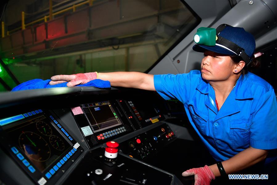 CHINA-XINING-SPRING FESTIVAL TRAVEL RUSH-HIGH SPEED TRAIN-WORKERS(CN)