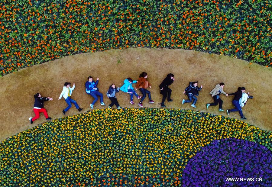 Children and their parents went outdoors to enjoy leisure time on Sunday Children and their parents went outdoors to enjoy leisure time on Sunday