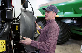 Feature: U.S. farming family values their career, shows concern over trade friction
with China