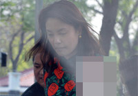 劉芳菲穿花衣演繹街頭時(shí)尚 電話(huà)不停豪車(chē)接駕