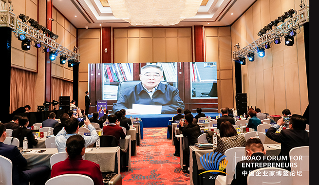 國家榮譽稱號獲得者、中國工程院院士、天津中醫(yī)藥大學校長張伯禮在視頻致辭