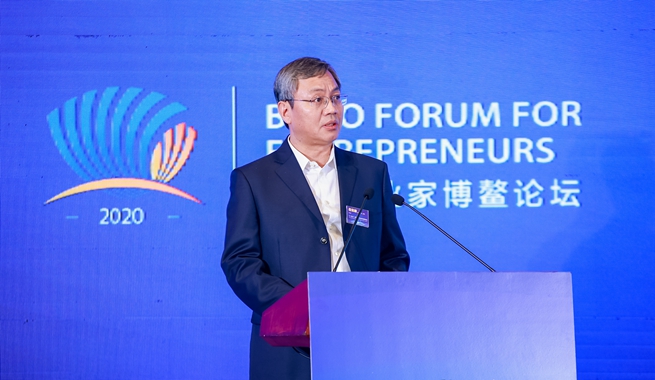 山東能源集團黨委副書記、董事岳寶德演講