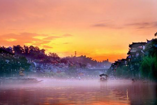 鳳凰古城　誰(shuí)的城？