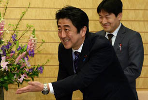 安倍，討來的達沃斯演講