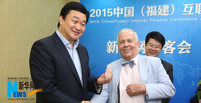 羅杰斯參加思客會，與新華網(wǎng)董事長、總裁田舒斌親切交談。