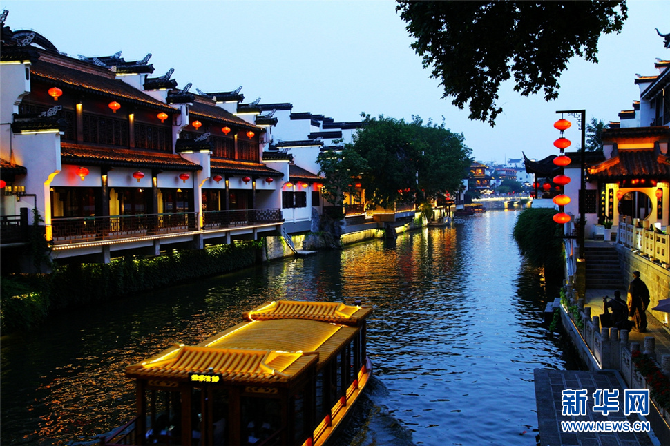 夜色秦淮河，璀璨醉人心