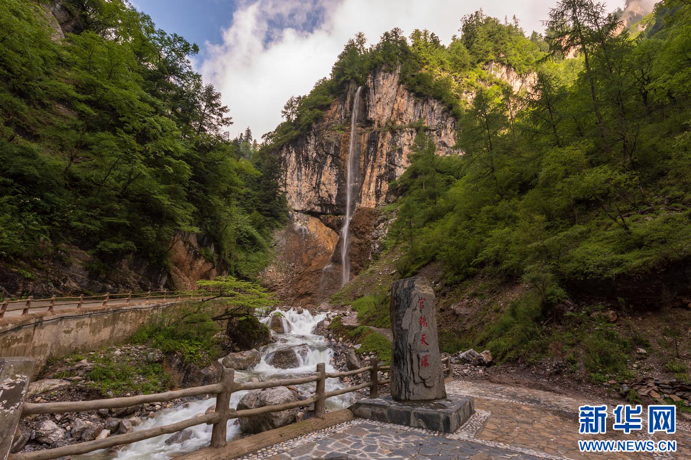 重崖森迥瀑飛先，鵝溝炎夏水風(fēng)涼