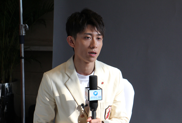 國(guó)有棟梁，大愛(ài)無(wú)疆；爾如嫩草，小愛(ài)芬芳。