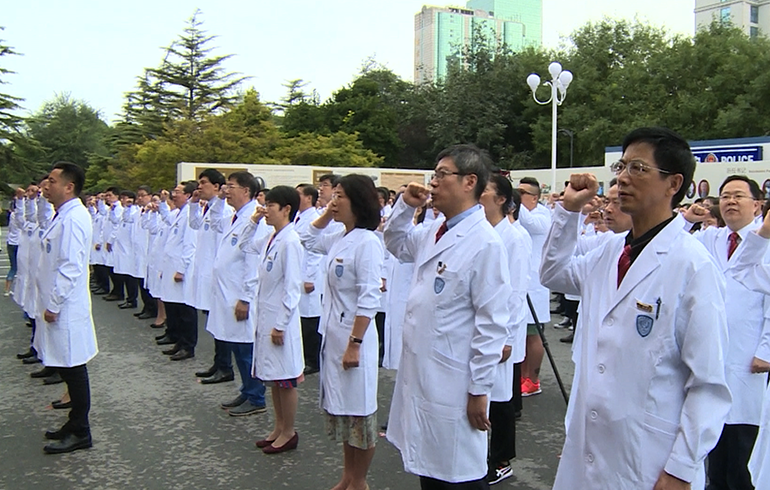 致敬偉大改革｜對(duì)話40年，講述身邊的健康故事（第二十集）&mdash;&mdash;設(shè)立醫(yī)師節(jié)，醫(yī)務(wù)人員有了自己的節(jié)日