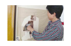 南京經(jīng)適房被曝質(zhì)量太差 敲門敲穿2層門板