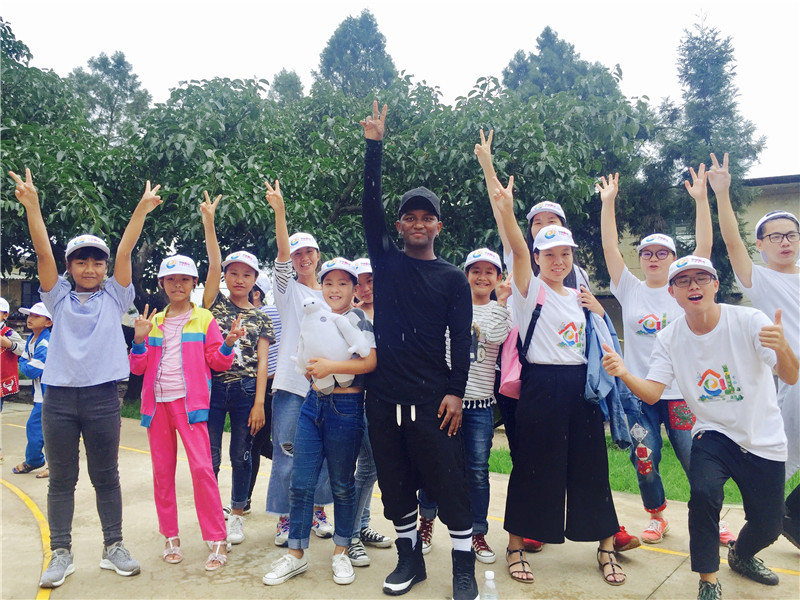 e創(chuàng)公益大使與志愿者、小朋友一起鄉(xiāng)村運(yùn)動會