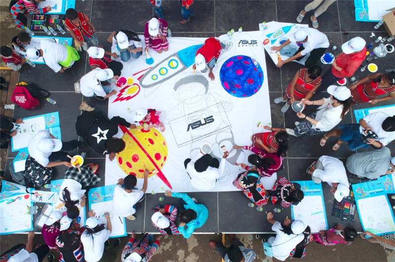 e創(chuàng)公益大使、志愿者和小朋友一同夢想涂鴉