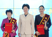 舒曉琴為獲獎?wù)邊蔷辗?、高平珍頒獎