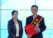 中央網(wǎng)信辦網(wǎng)絡(luò)新聞信息傳播局副局長唐宋為獲獎者頒獎