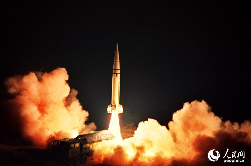 戈壁驚雷。馮根鎖攝