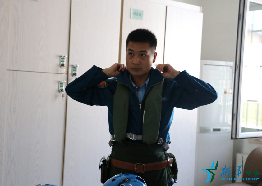 &uarr;資料圖片：張超嚴(yán)格按規(guī)定著裝參加飛行訓(xùn)練。