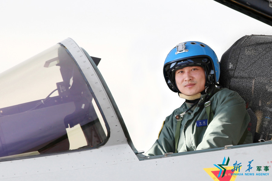 &uarr;戰(zhàn)機(jī)上準(zhǔn)備起飛的張超。