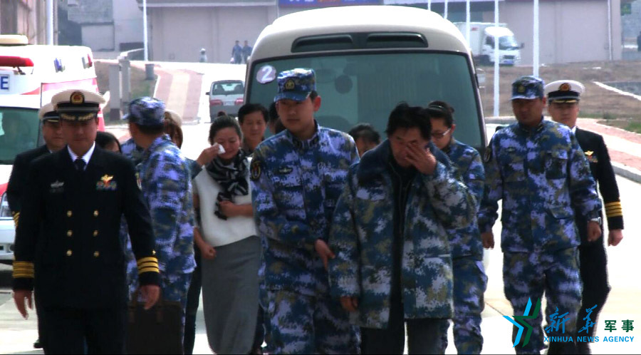 &uarr;張超的父親（右四）及家屬揮淚送別張超。