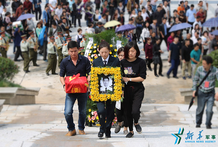 &uarr;張超烈士骨灰安葬儀式。