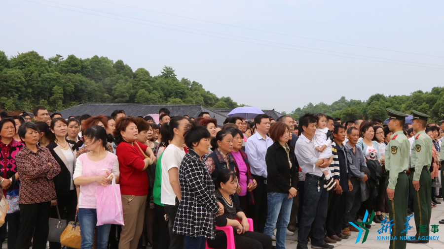 &uarr;張超烈士骨灰安葬儀式現(xiàn)場，岳陽的父老鄉(xiāng)親紛紛來給張超送別。