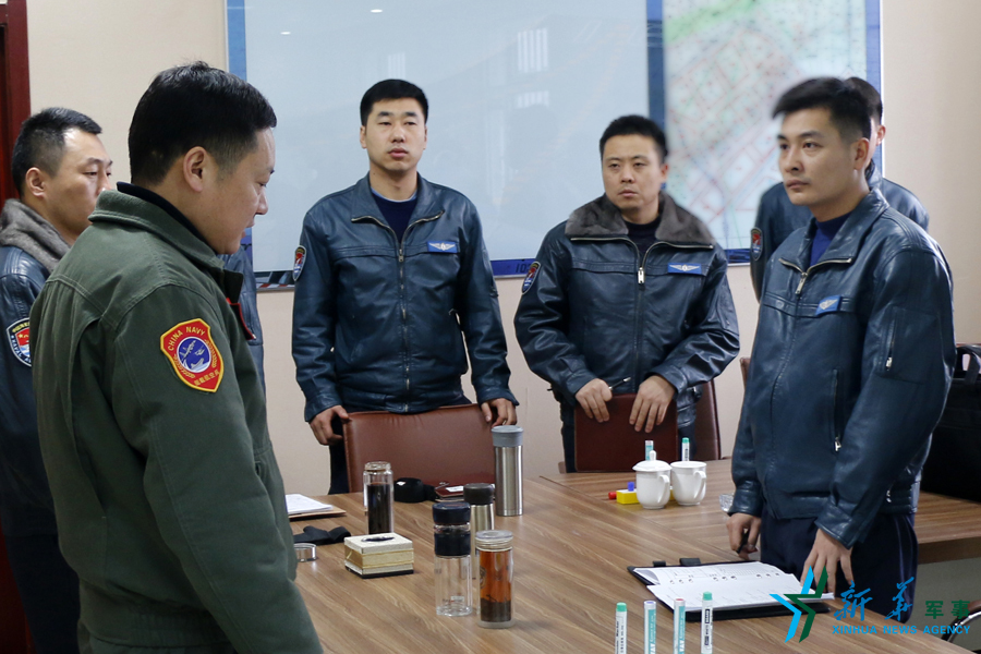 資料圖片：張超參加飛行后講評。