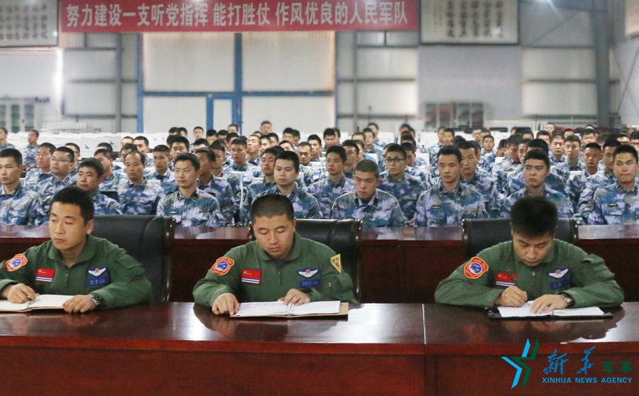 資料圖片：張超（右一）參加部隊(duì)思想政治教育。