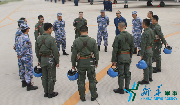 飛行后，黨委班子現(xiàn)場(chǎng)講評(píng)飛行情況。