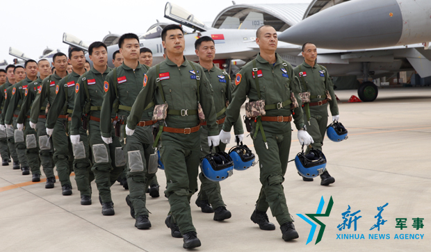 飛行員列隊(duì)進(jìn)場(chǎng)。