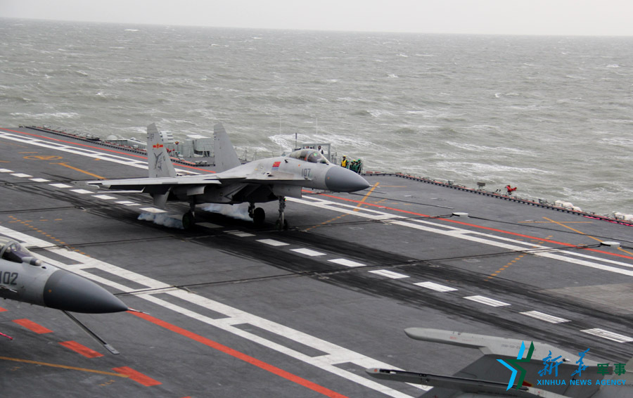 &uarr;資料圖片：艦載戰(zhàn)斗機(jī)下落著艦瞬間。