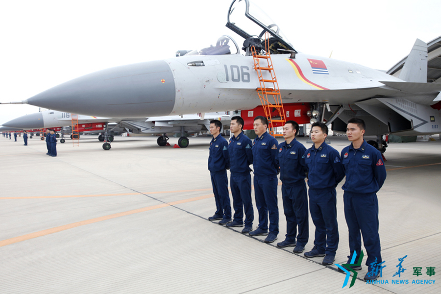 &uarr;機(jī)務(wù)官兵為戰(zhàn)鷹保駕護(hù)航。