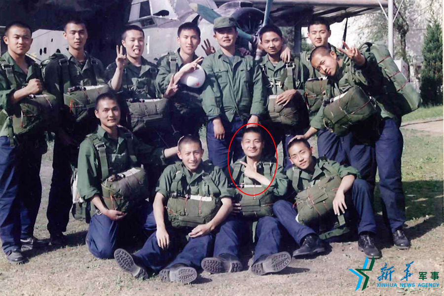 &uarr;資料圖片：張超跳傘前合影留念。