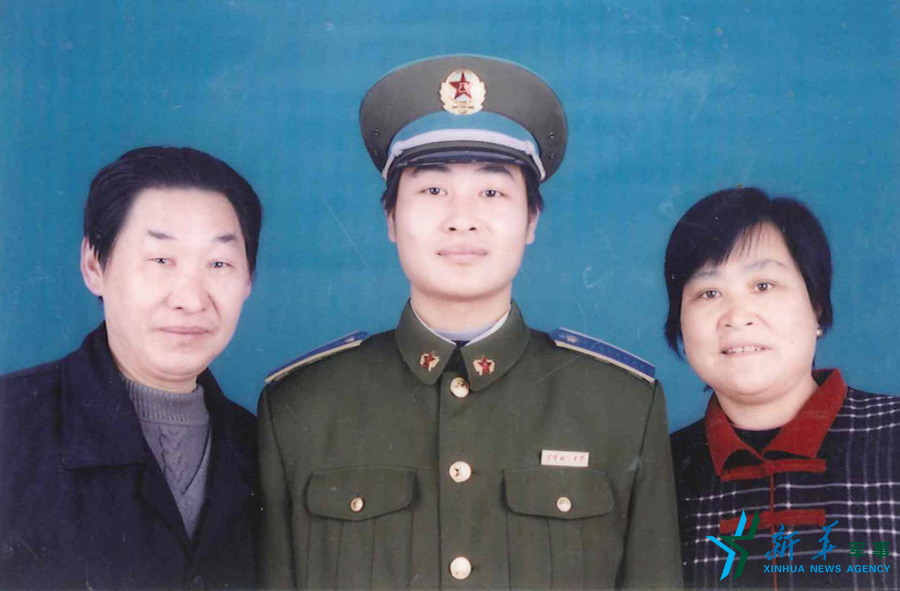 &uarr;資料圖片：張超考入飛行學(xué)院后成為全家的驕傲。