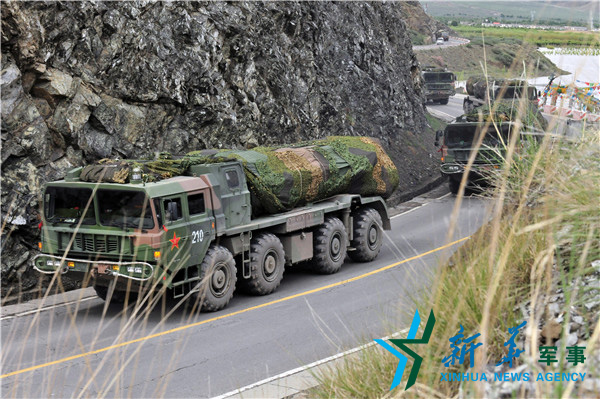 &uarr;向疏散隱蔽地域?qū)嵤└咚贆C(jī)動(dòng)。（宋來蕤攝）