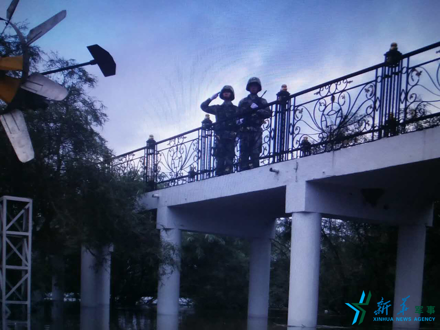 &uarr;中秋佳節(jié)，珍寶島的官兵在洪水中的堅守。