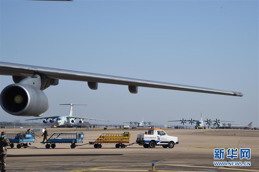 （聚焦疫情防控&middot;圖文互動(dòng)）（4）空軍第四次向武漢大規(guī)?？者\(yùn)醫(yī)療隊(duì)員和物資