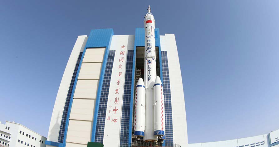 圖片直擊：神十船箭組合體轉(zhuǎn)運(yùn)至發(fā)射區(qū)