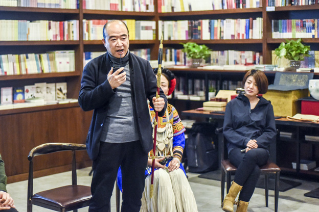 劉文濤：通過對每件兵器的復(fù)制，我們了解兵器造型與兵器制作的手藝，實現(xiàn)與古人的對話。