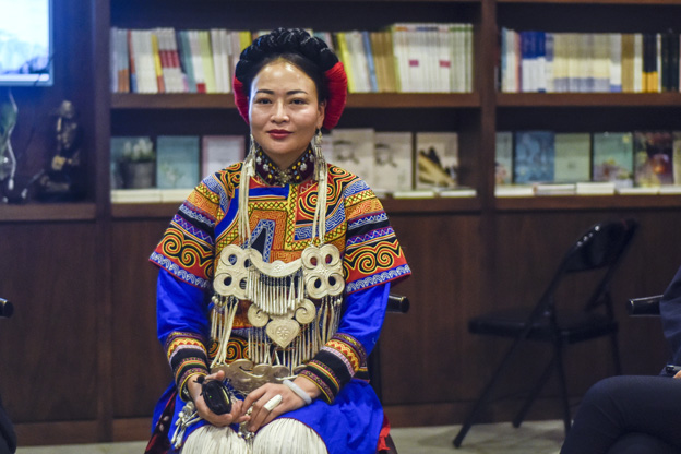 阿牛阿呷：對彝族姑娘來說，胎教就是彝族的刺繡文化，但是當我們走出來，我們覺得我們對其他支系的服飾知識了解太少了，需要學(xué)習(xí)的很多，所以開辦了這個專業(yè)。