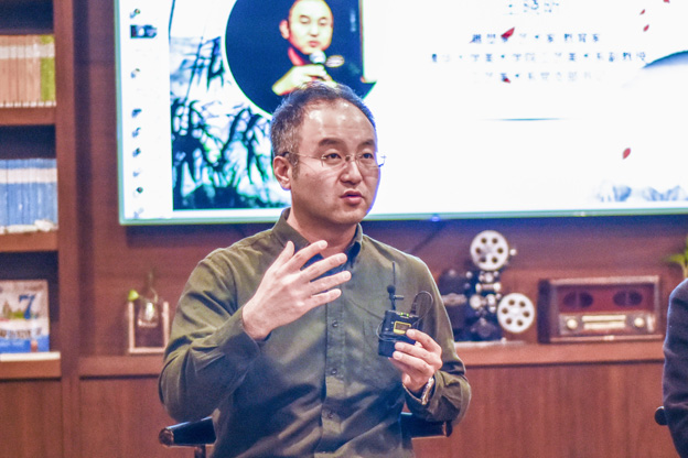 王曉昕：語言問題其實是非遺傳承所面臨的一個普遍問題。非遺傳承人可能有很好的技藝，但是因為語言問題沒有辦法與外面的人交流，就失去了傳承的機會。