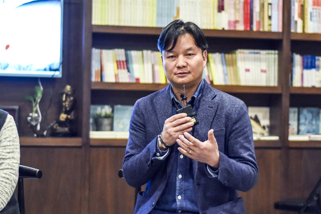 丁大為：烏銅走銀有三百年的歷史了，是云南地區(qū)獨有的技藝。這門技藝入門大概需要3年，學成需要20年。用語言去表達它其實是很難的。