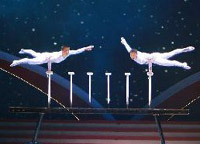 演員汪靜、高鴻陽在晚會上表演雜技《頂&mdash;&mdash;太極》