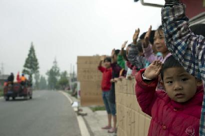 向救援人員敬禮！