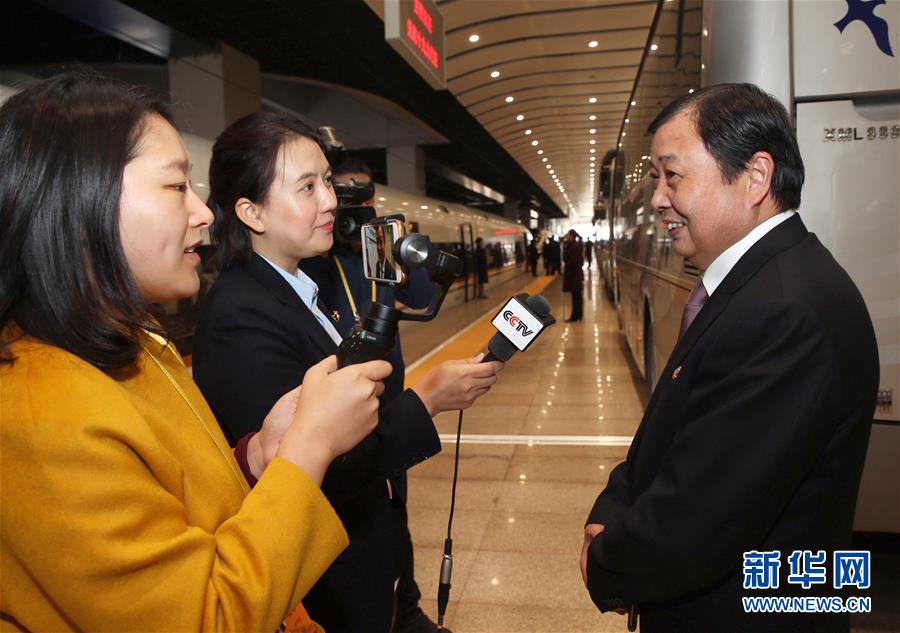 (十九大)出席十九大的江蘇代表團(tuán)抵京