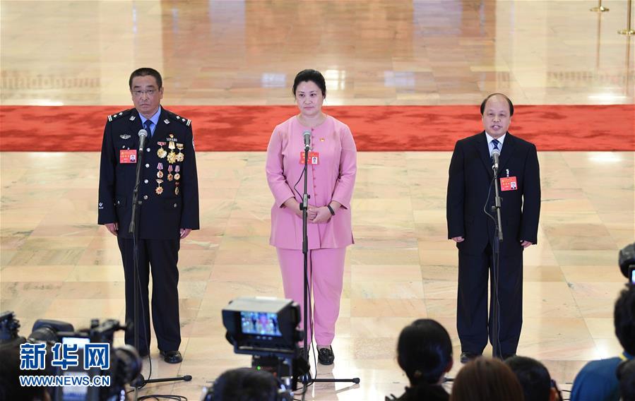 （十九大&middot;黨代表通道）（26）采訪黨代表