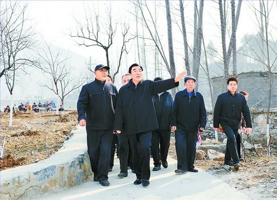 11月27日，省委書記、省人大常委會主任張慶黎到加強基層建設年活動聯(lián)系點淶水縣悟空寺村看望慰問村民，向當?shù)馗刹咳罕娦v黨的十八大精神。這是張慶黎在悟空寺村詳細了解村容村貌的建設情況。郭昭 攝