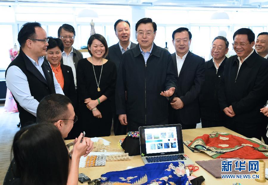 5月8日至11日，中共中央政治局常委、全國人大常委會(huì)委員長張德江在浙江調(diào)研。這是5月9日，張德江來到位于嘉興市的雅瑩服裝有限公司，了解公司的服裝設(shè)計(jì)、生產(chǎn)和銷售情況。新華社記者 馬占成 攝 