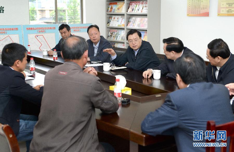這是5月9日，張德江到湖州市妙西鎮(zhèn)調(diào)研，與基層人大代表座談。新華社記者 馬占成 攝 