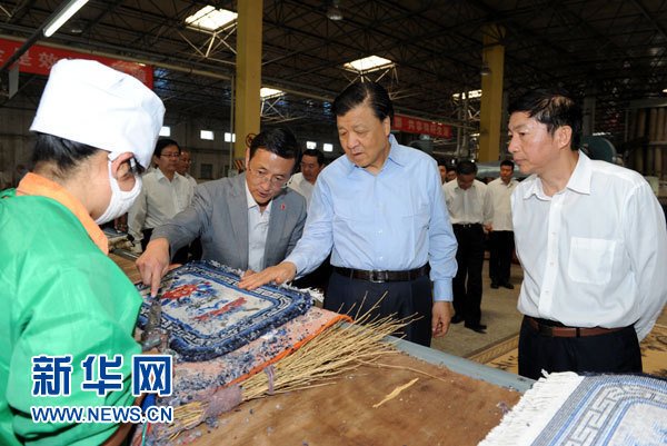 這是7月18日，劉云山在青海藏羊地毯集團(tuán)有限公司調(diào)研。新華社記者 饒愛民 攝